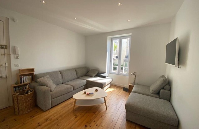 Bright 2-Bedroom Apartment in Central Biarritz, Walking Distance to Beach