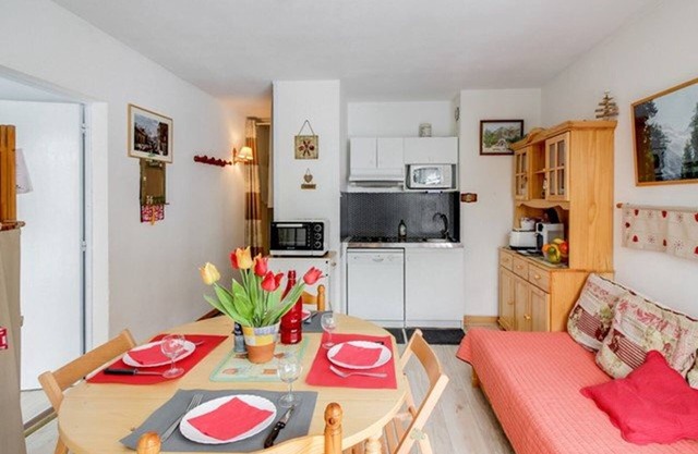 Bright 2-room apt, sleeps 6, parking, near shops and skiing