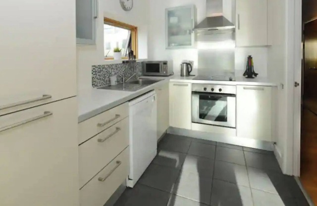 Bright 2BD Flat with Private Balcony - Dublin