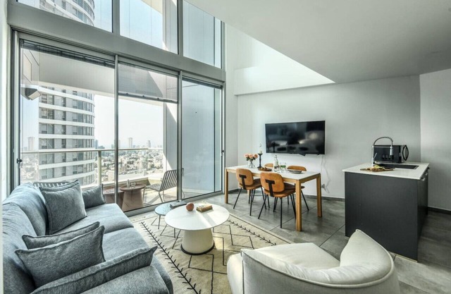 Bright 3BR Apt w Balcony in Tel Aviv City Center