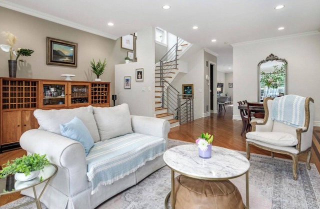 Bright 4 bed family home in Logan Sq w/private backyard & grill.Free parking