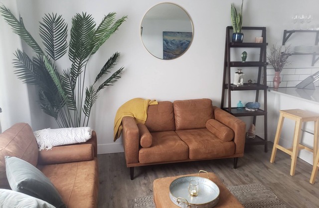 Bright 5 Bedroom Home- The Royal Oaks Lodge