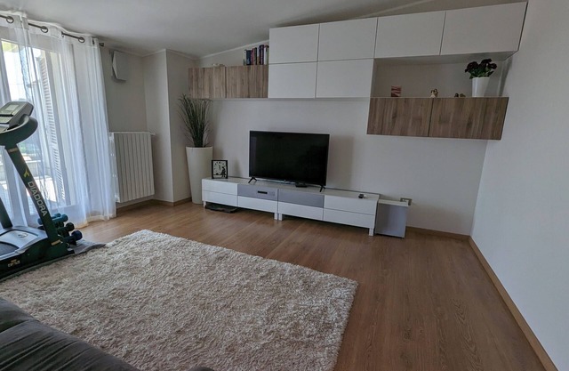 Bright 8th-floor penthouse with sea view 7 minutes' walk from the beach.