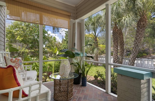 Bright, Airy, Beach Bungalow Near Downtown, St Armands, Longboat! Pet Friendly!