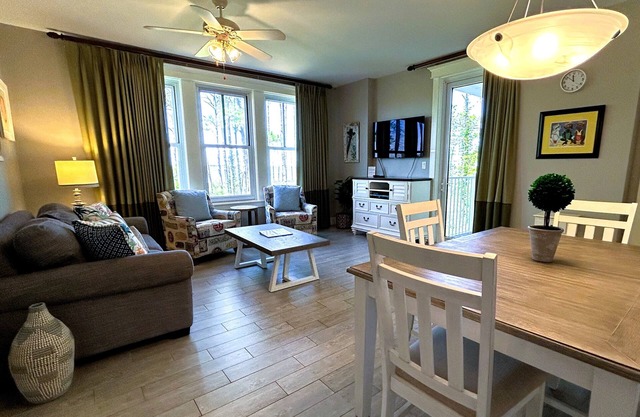 Bright & airy. Peaceful privacy & water views, just steps from all the action!