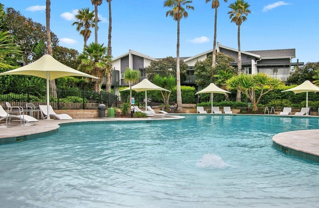 Bright and Beautiful Apt - Magenta Shores easy access to beach, pools and restaurants