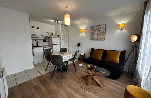 Bright and comfy 200m from Thermes! With WIFI, pool and private parking.