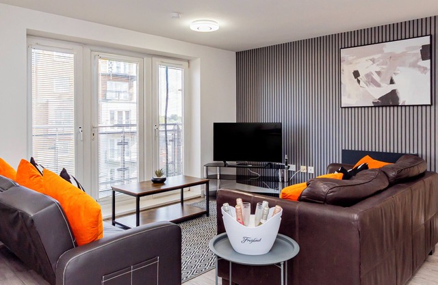 Bright and modern 2-bedroom, 2-bath apartment with lift access. Recently refurbished for comfort and style, perfect for groups or families. Enjoy special monthly discounts for extended stays!