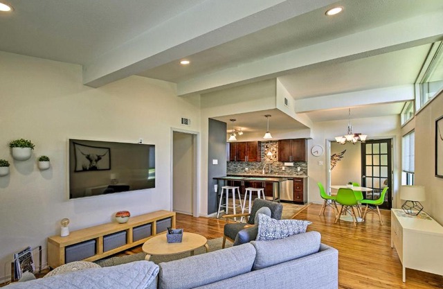 Bright and Modern Texas Getaway - 7 Mi to The Alamo!