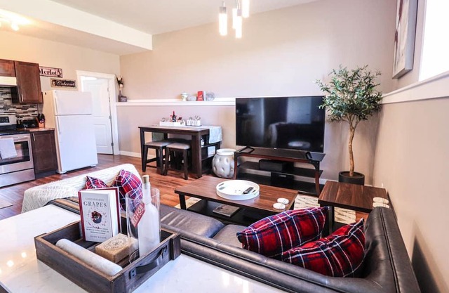 Bright and open-concept parkside suite by the airport