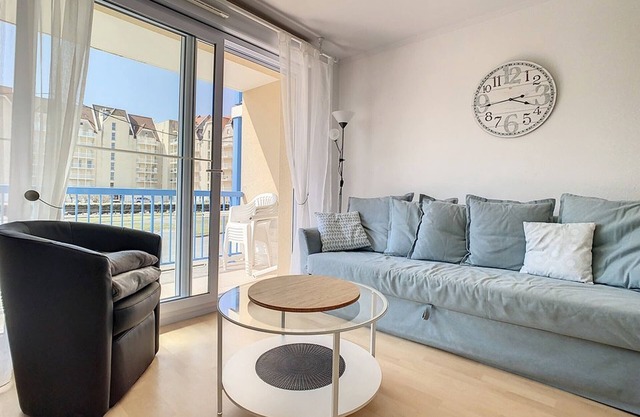 Bright Apartment Near Beach with Parking, Balcony & Modern Amenities – Stella