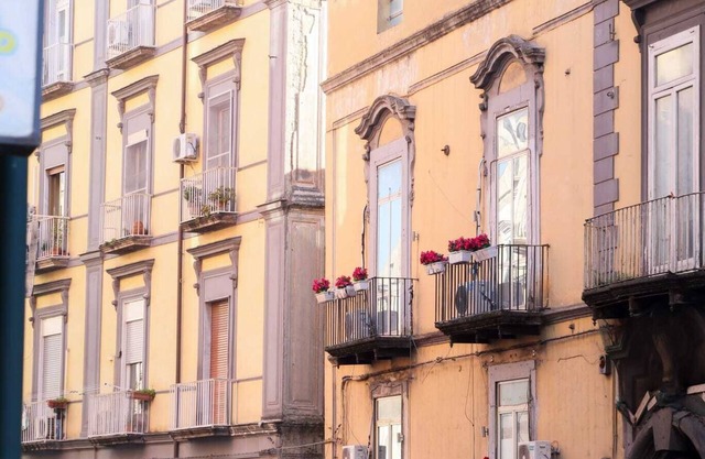 Bright apartment with 2 double bedrooms in the heart of Naples