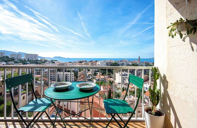 Bright apartment with sea view