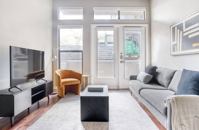 Bright Barton Springs 1BR w/ Gym, Pool & W/D, nr Zilker, by Blueground