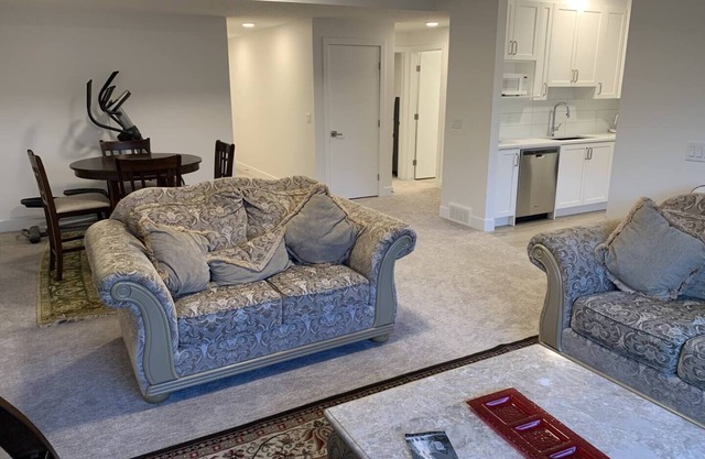 Bright Basement Suite Close to the Mountainsnn
