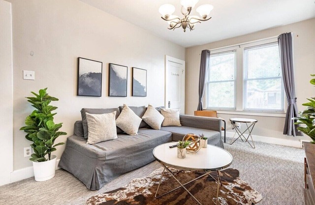 Bright, Beautiful 2BR Top-Floor Duplex Bungalow!