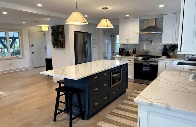 Bright & Beautiful Single Family in the Highlands!
