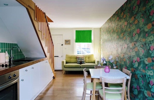 Bright & Charming 1 bed Townhouse in Jericho