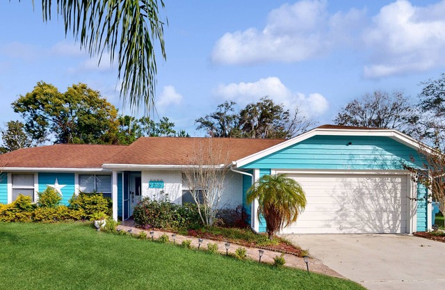 Bright & charming beach retreat with large lanai, firepit, & fireplace - dogs ok