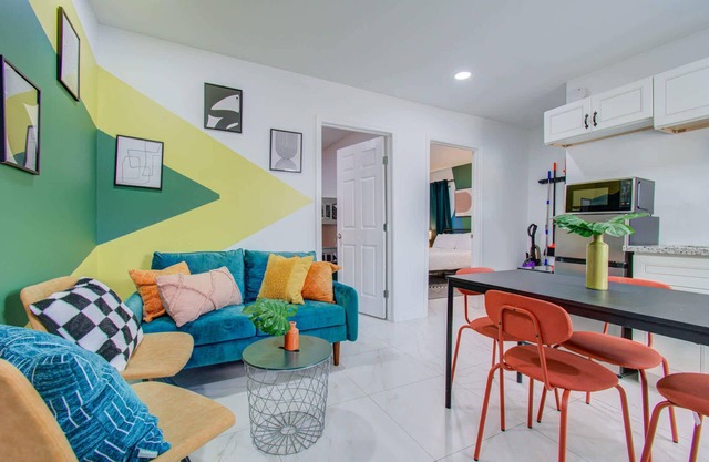 Bright & Cheerful 2-BD,1-BA Home by Buffalo Bayou