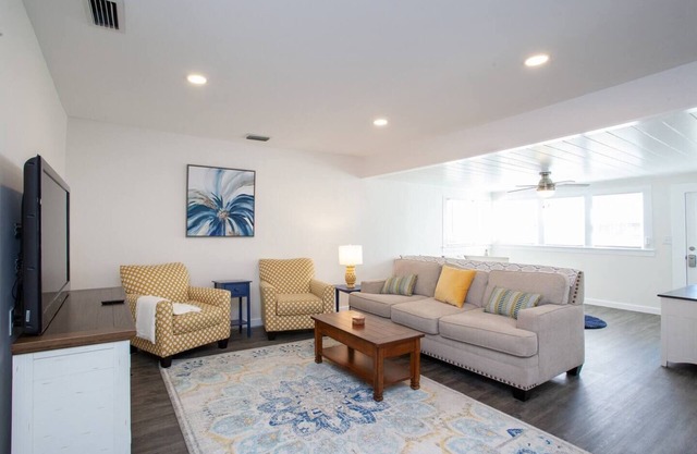 Bright, Clean and Cozy Coastal Cottage in Ozona
