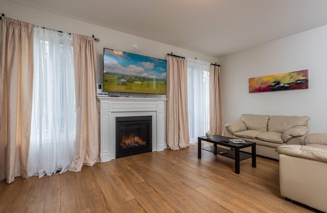 Bright, Clean & Quiet mins to Downtown & Beach