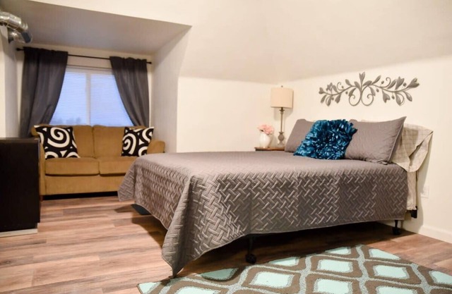Bright, Comfy Space for 3 | Budget-Friendly Stay