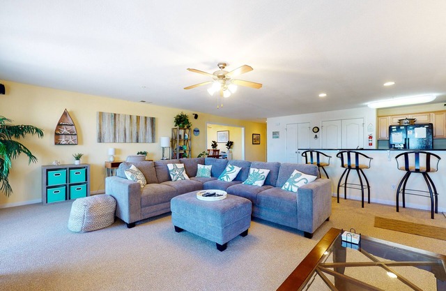 Bright Condo On-Site Pool just a Block from the Beach
