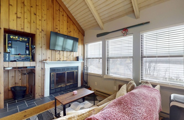 Bright condo with Deep Creek Lake views, wood fireplace