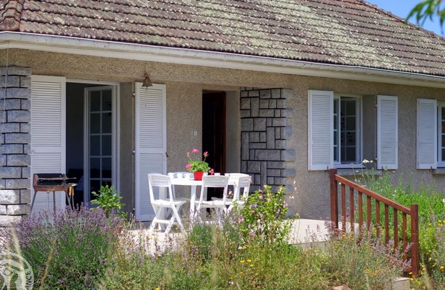 Bright cottage with large garden and private tennis