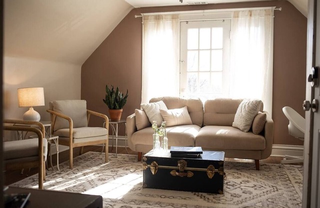 Bright & Cozy 3rd Floor Walkup