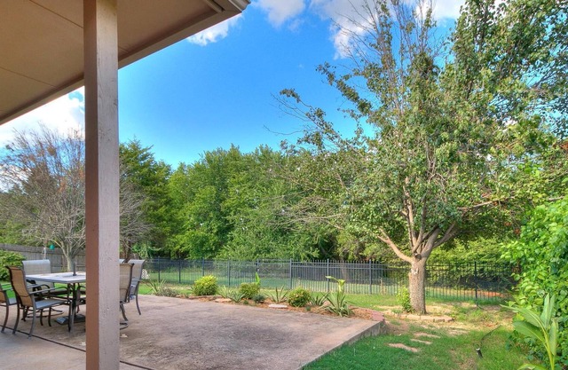 Bright & Cozy 4 Bedroom Home with Peaceful Views