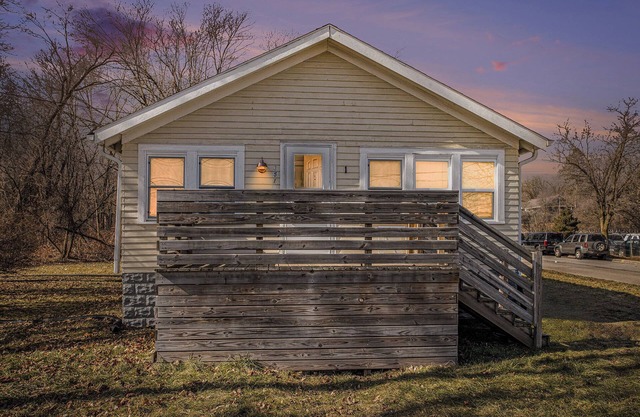 Bright & Cozy Retreat Private Entrance, Pets Welcome, Near Downtown Kalamazoo!