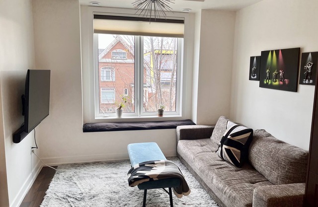 Bright cozy room in Mimico, train/bus/subway/grocery/restaurants on doorstep