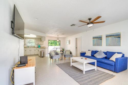 Bright Crystal River Home about 2 Mi to State Parks!