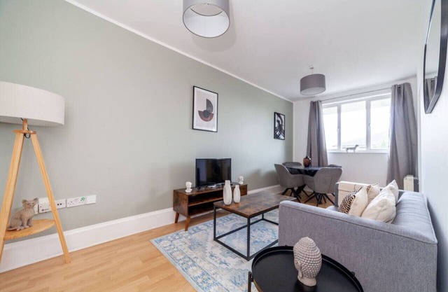 Bright Flat near Hackney Central