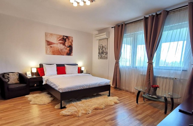 BRIGHT FLAT WITH BALCONY NEAR PARK / METRO / AMENITIES FREE NETFLIX & WiFi