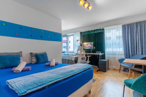Bright Flat with Workspace near Downton