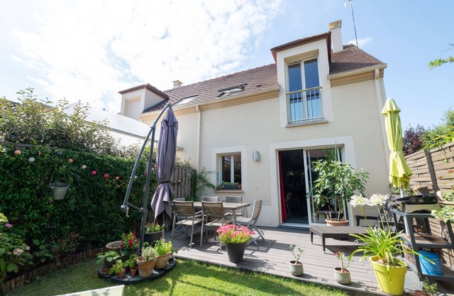 Bright house near the Castle, the park, the city center, the train station