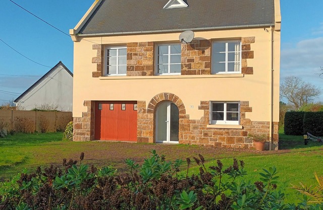 Bright house with sea and country views in Plougasnou