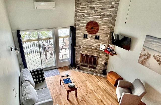 Bright lakeside condo