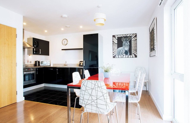 Bright Modern 3 bedroom apartment near O2, Excel