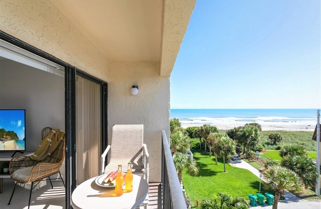 Bright & Modern Penthouse w/Stunning Ocean Views, Heated Pool & BBQ Grills!
