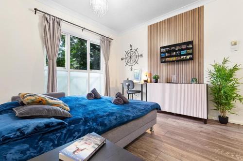 Bright modern suite near tower bridge