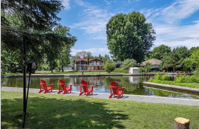 Bright Modern Waterfront Cottage w/hot tub - 5 min from the beach!