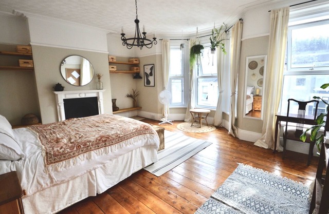 Bright 'n' Cosy - Victorian Central 3 Bedroom Home. Pet-Friendly!