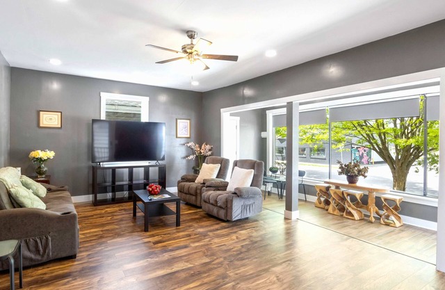 Bright New Albany Home 12 Mi to Churchill Downs!