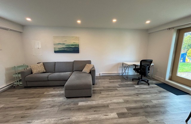 Bright, New suite on quiet cul de sac - 5 mins to golf course - kid friendly