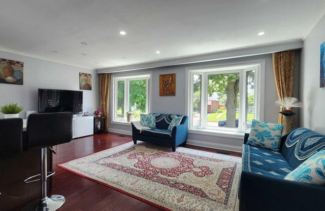 Bright Newly Renovated Oasis, Centrally located, 5 mins from the beach