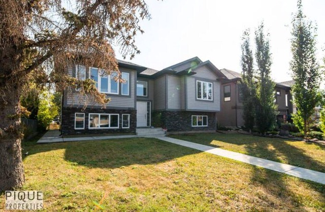 Bright Open Suite - King Bed - Free Parking - Long Stays